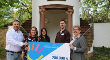  Stephan Masch, Repräsentant der DEUTSCHEN FERNSEHLOTTERIE; Laura Schürmann, Leiterin des Gesundheitsprojektes; Melanie Labsch, Projektinitiatorin; Florian Scheib, Hausleiter des AGAPLESION OBERIN MARTHA KELLER HAUS & Hannelore Rexroth, Geschäftsführerin der AGAPLESION MARKUS DIAKONIE gGmbH bei der symbolischen Übergabe der Fördermittel in Frankfurt am Main