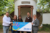  Stephan Masch, Repräsentant der DEUTSCHEN FERNSEHLOTTERIE; Laura Schürmann, Leiterin des Gesundheitsprojektes; Melanie Labsch, Projektinitiatorin; Florian Scheib, Hausleiter des AGAPLESION OBERIN MARTHA KELLER HAUS & Hannelore Rexroth, Geschäftsführerin der AGAPLESION MARKUS DIAKONIE gGmbH bei der symbolischen Übergabe der Fördermittel in Frankfurt am Main